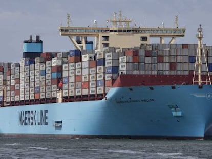 Vista del mayor buque contenedor del mundo, a su llegada al puerto de Rotterdam, Holanda.