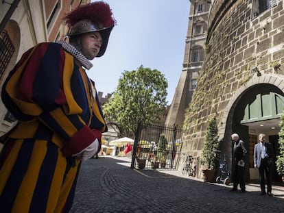 A Guarda Suíça protege entrada do Banco do Vaticano