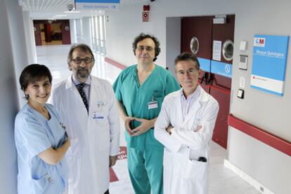 De izquierda a derecha, Herminia Ramos, Luis Goldman, Santiago Yus y Manuel López, del equipo de trasplantes del hospital La Paz.