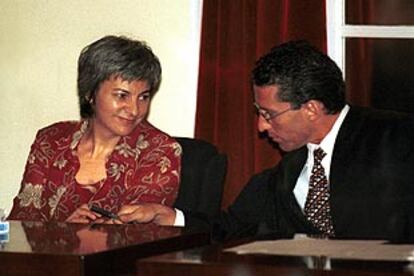 Dolores Vázquez, junto a su abogado, ayer, en un momento del juicio.