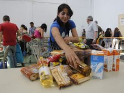 Una campa&ntilde;a de C&aacute;ritas para recoger comida en Valencia. 
 