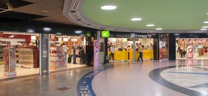 Varias tiendas en la zona comercial del aeropuerto de Bajaras (Madrid).