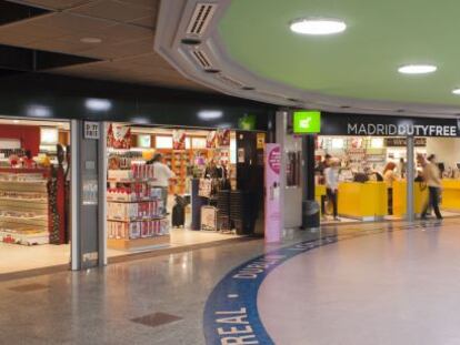 Varias tiendas en la zona comercial del aeropuerto de Bajaras (Madrid).