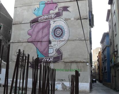 Un grafiti de Boa Mistura en la calle de las Armas.