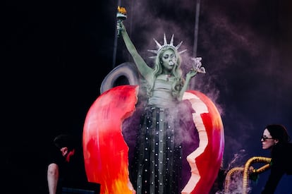 En junio de 2024 emuló a la Estatua de la Libertad en el Governors Ball celebrado en Meadows Corona Park, en Queens, Nueva York.