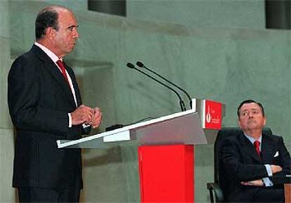 El presidente del grupo Santander, en la presentación de los resultados de 2003, junto a Alfredo Sáenz.