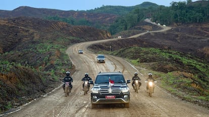 El presidente de Indonesia, Joko Widodo, viaja en un convoy a Kalimatan, donde el Gobierno planea construir la nueva capital del país, el lunes.