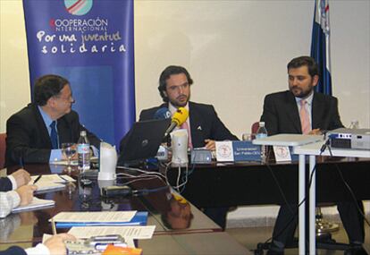 Carlos Clemente, Director General de Inmigración, Cooperación al Desarrollo y Voluntariado de la Comunidad de Madrid, Antonio Franco, Catedrático de Estadística de la Universidad San Pablo-CEU y director del estudio y Ricardo Vela, Secretario General de Cooperación Internacional ONG.