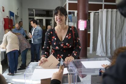 Teresa Rodríguez acude a votar en el colegio electoral de la Salle, en el barrio de la Viña, Cádiz.