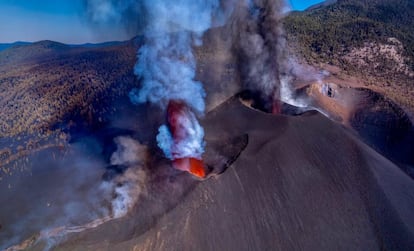 El volcán de Cumbre Vieja, fotografiado desde un dron, el 17 de octubre.