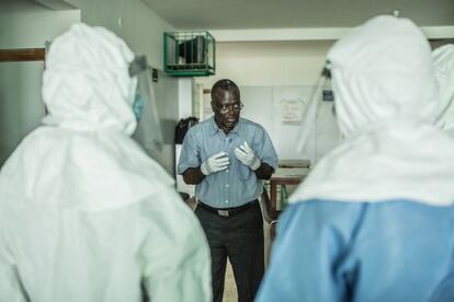 El doctor Senga durante las prácticas en el hospital.