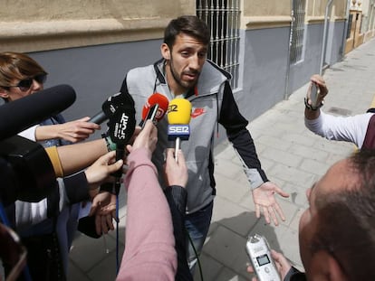 Guille Smitarello, jugador del Eldense, a su llegada a la comisaría de Elda.