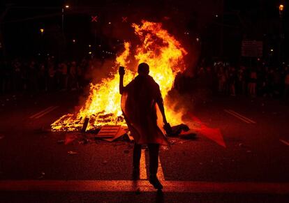 Catalan separatists burnt pictures of the Spanish king during the latter's visit to Barcelona on Monday.