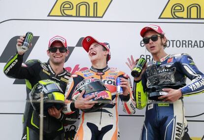 Marc M&aacute;rquez (c) Cal Crutchlow (l) and Valentino Rossi on the podium. 