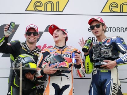 Marc M&aacute;rquez (c) Cal Crutchlow (l) and Valentino Rossi on the podium. 