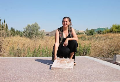 La vicealcaldesa Sandra Gómez muestra el asfalto rojizo (y el color del mármol de las aceras) que unificará el espacio peatonal de la plaza del Ayuntamiento de València.