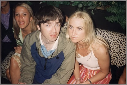 Noel Gallagher y Meg Matthews (derecha) en 1995. La pareja se divorció en 2001.