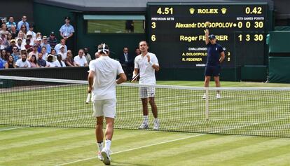 Federer e Dolgopolov, que abandonou o jogo.