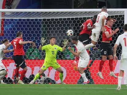 Merih Demiral marca de cabeza ante Austria.