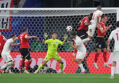 Merih Demiral marca de cabeza ante Austria en los octavos de final de la Eurocopa.