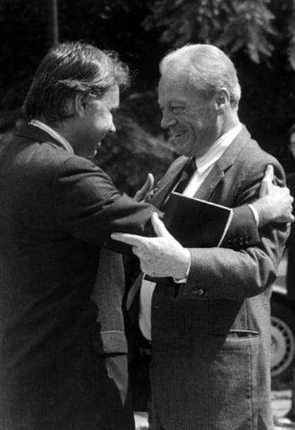 En 1969 accedió al poder el primer canciller socialdemócrata de la posguerra: Willy Brandt. Pese a ser un declarado anticomunista lanzó su política de <i>Ostpolitik</i>, el acercamiento al Este. Los principales frutos de esta política fueron el reconocimiento de la República Democrática Alemana y de las nuevas fronteras con Polonia y Checoslovaquia. En 1971 recibió el Nobel de la Paz. Brandt jugó además un importante papel como líder de la socialdemocracia europea y fue presidente de la Internacional Socialista. En la foto, durante una visita a Felipe González, entonces presidente del Gobierno español en 1990.