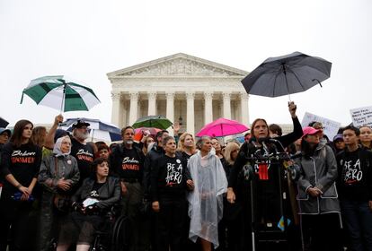 Los manifestantes participan en una protesta contra el candidato a la Corte Suprema de los Estados Unidos, Brett Kavanaugh, frente a la Corte Suprema en Washington (EE UU).