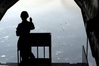 Varios miembros de la brigada paracaidista del Ejército Popular Chino durante unas maniobras en Hubei (China), el 20 de enero.