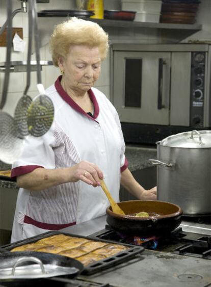 Celia Prado prepara uno de sus platos en el restaurante Basilio, en Vigo.