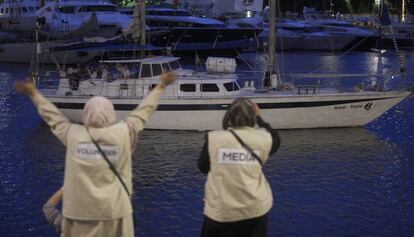 Un dels dos velers de la Flotilla de la Llibertat salpa des de Barcelona.