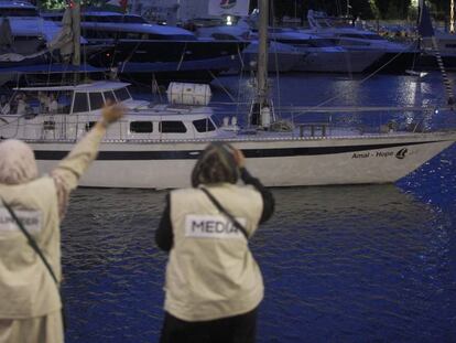 Un dels dos velers de la Flotilla de la Llibertat salpa des de Barcelona.