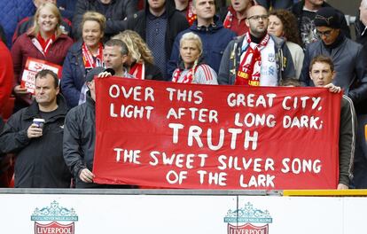 Hinchas del Liverpool lucen una pancarta que exige "verdad".