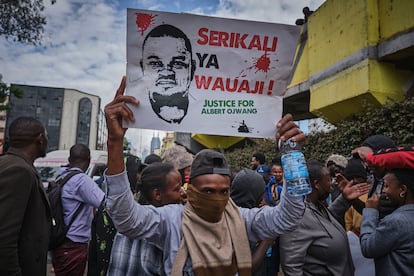 Un joven porta un cartel con el rostro de Albert Omondi Ojwang, el pasado 9 de junio, frente a la comisaría central de Nairobi.
