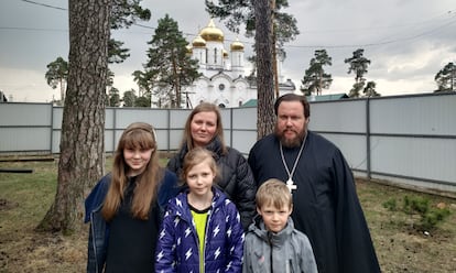 El padre Oleg Leonov junto a su esposa, Olga, y tres de sus cuatro hijos en su casa de Kozelsk.