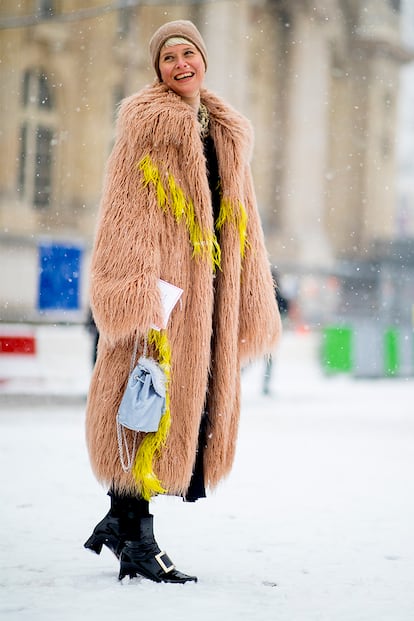 ¿El pelo? Mejor si es de colores, como el del abrigo de Dries Van Noten de Elisa Nalin.