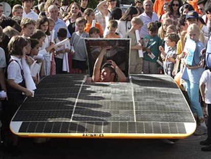 El <i>Nuna 2,</i> durante su exhibición ante escolares madrileños.