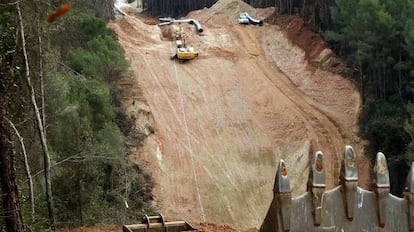 Obras del gasoducto Europeo en un tramo de Ripoll (Girona), en una imagen de archivo.