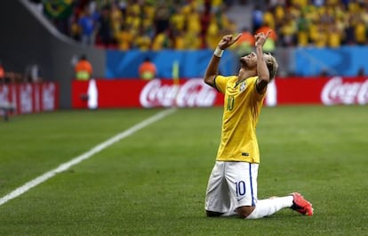 Neymar comemora um gol contra Camar&otilde;es na Copa.