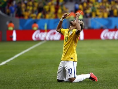 Neymar comemora um gol contra Camar&otilde;es na Copa.