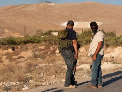 Milicianos aguardan &oacute;rdenes en una carretera de Ersal.