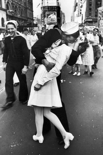 V-JDay en Times Square (1945) 
	

	Cientos de americanos salieron a la calle el 14 de Agosto para celebrar el fin de la Guerra sobre Japón. Uno de ellos fue un marinero que besó espontáneamente a una enfermera en pleno Times Square de Nueva York. Fotografiados por Alfred Eisenstaedt, su beso representó un momento épico en la historia. En 2012 “la pareja” se volvió a reunir, como recoge Daily Mail.