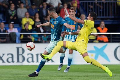 Nikola Kalinic, se dispone a golpear el balón ante el defensa argentino del Villarreal, Ramiro Funes Mori.