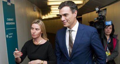 Federica Mogherini y Pedro Sánchez, este martes en Bruselas.