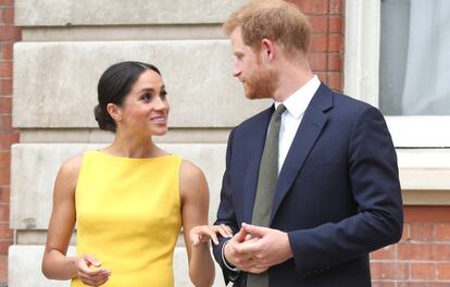 Enrique y Meghan, duques de Sussex, en un encuentro con jóvenes de la Commonwealth, el 5 de julio en Londres.