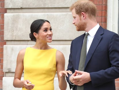 Enrique y Meghan, duques de Sussex, en un encuentro con jóvenes de la Commonwealth, el 5 de julio en Londres.