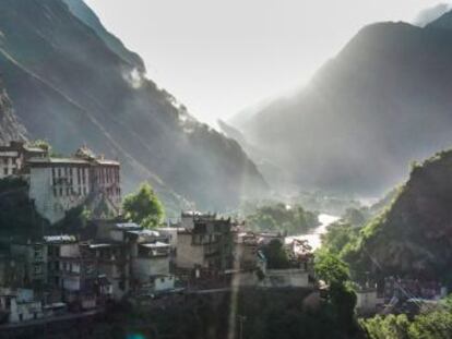 Los pueblos que habitan el Tíbet mantienen un estilo de vida único, basado en el budismo y en la adaptación al entorno hostil del Himalaya. En esta nueva entrega de los vídeos del verano exploro la cultura tibetana.