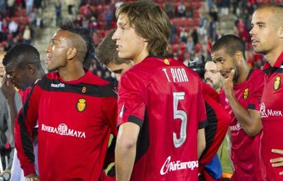 Los jugadores del Mallorca, ya descendidos, al final del encuentro. 