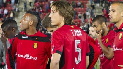 Los jugadores del Mallorca, ya descendidos, al final del encuentro. 