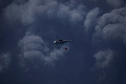 Un helicóptero se prepara para arrojar agua sobre los tanques de almacenamiento de combustible que explotaron  en Matanzas.