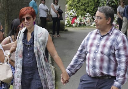 Sandra Ortega Mera con su marido, durante el entierro de su madre, Rosalía Mera en Oleiros en agosto de 2013.