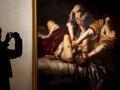 Una persona observa la obra 'Judit decapitando a Holofernes', de Artemisia Gentileschi en el palacio Braschi, en Roma, el 30 de noviembre de 2016.